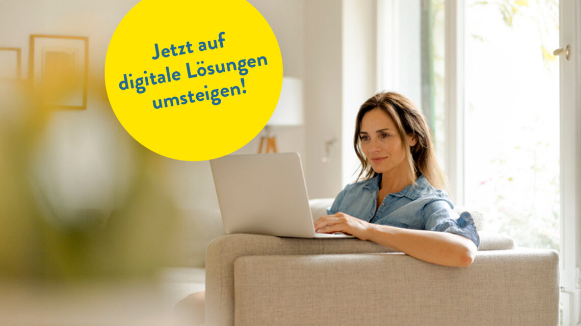 Frau nutzt digitale Lösung auf dem Laptop – jetzt umsteigen!