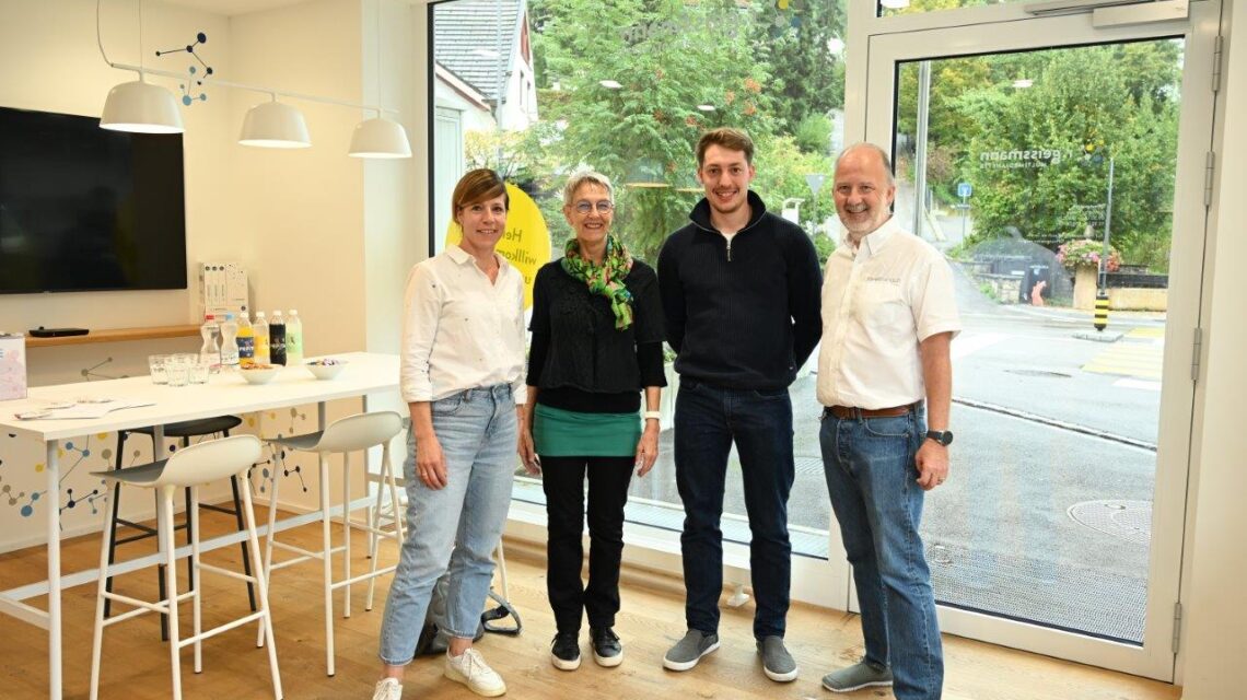 In den Räumlichkeiten der R. Geissmann AG posieren die Gewinner:innen der SBB-Gutscheine gemeinsam mit einem Mitglied der Geschäftsleitung.