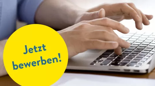 Jetzt bewerben – Person schreibt Bewerbung am Laptop