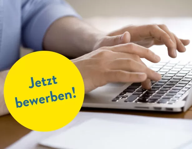 Jetzt bewerben – Person schreibt Bewerbung am Laptop
