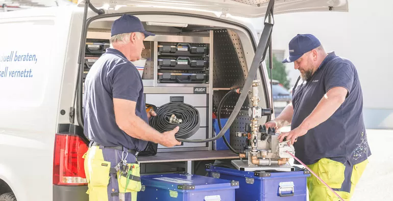 Zwei Mitarbeiter der R Geissmann AG bei der Arbeit.