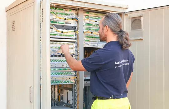 Ein Mitarbeiter der R Geissmann AG bei der Arbeit
