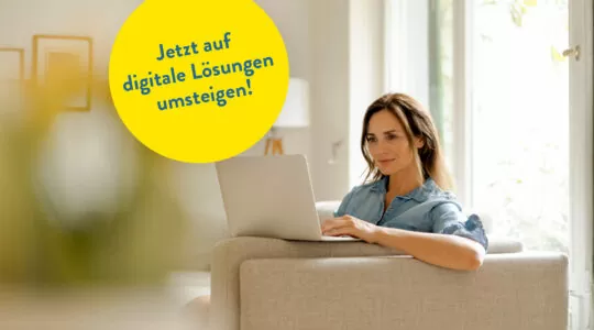 Frau nutzt digitale Lösung auf dem Laptop – jetzt umsteigen!