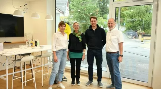 In den Räumlichkeiten der R. Geissmann AG posieren die Gewinner:innen der SBB-Gutscheine gemeinsam mit einem Mitglied der Geschäftsleitung.